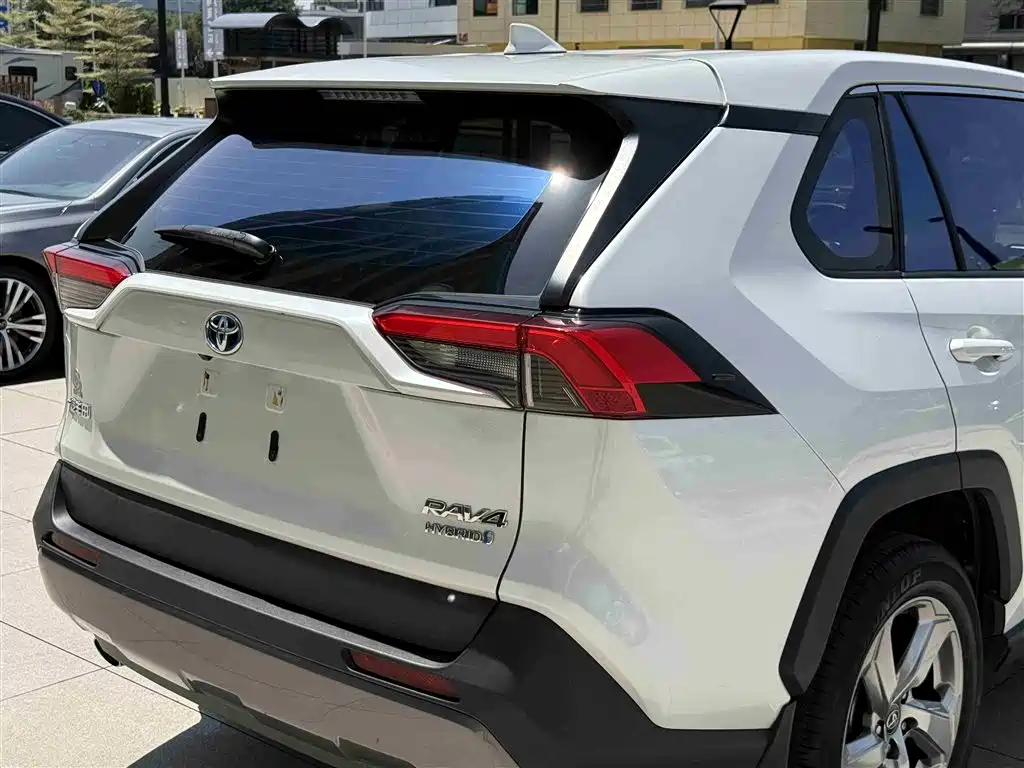 Toyota RAV4 — фото 15