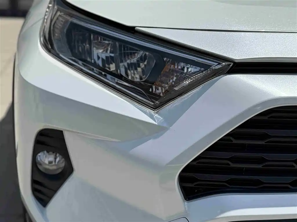 Toyota RAV4 — фото 17