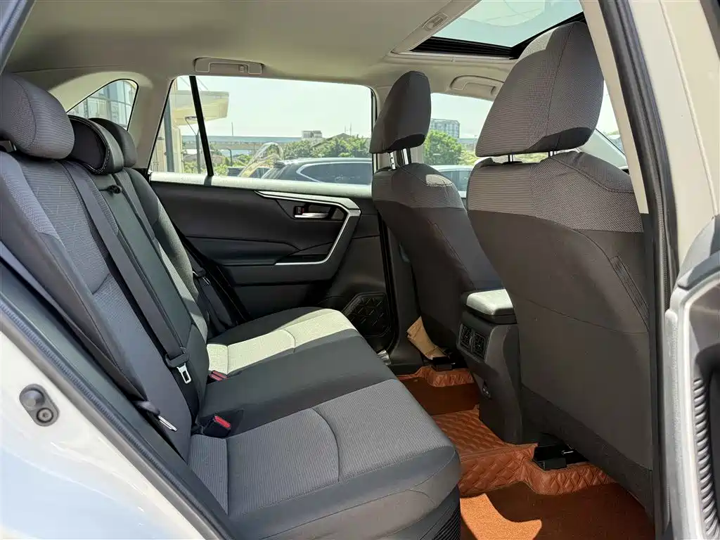 Toyota RAV4 — фото 26