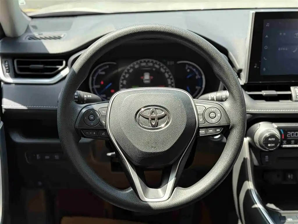 Toyota RAV4 — фото 28