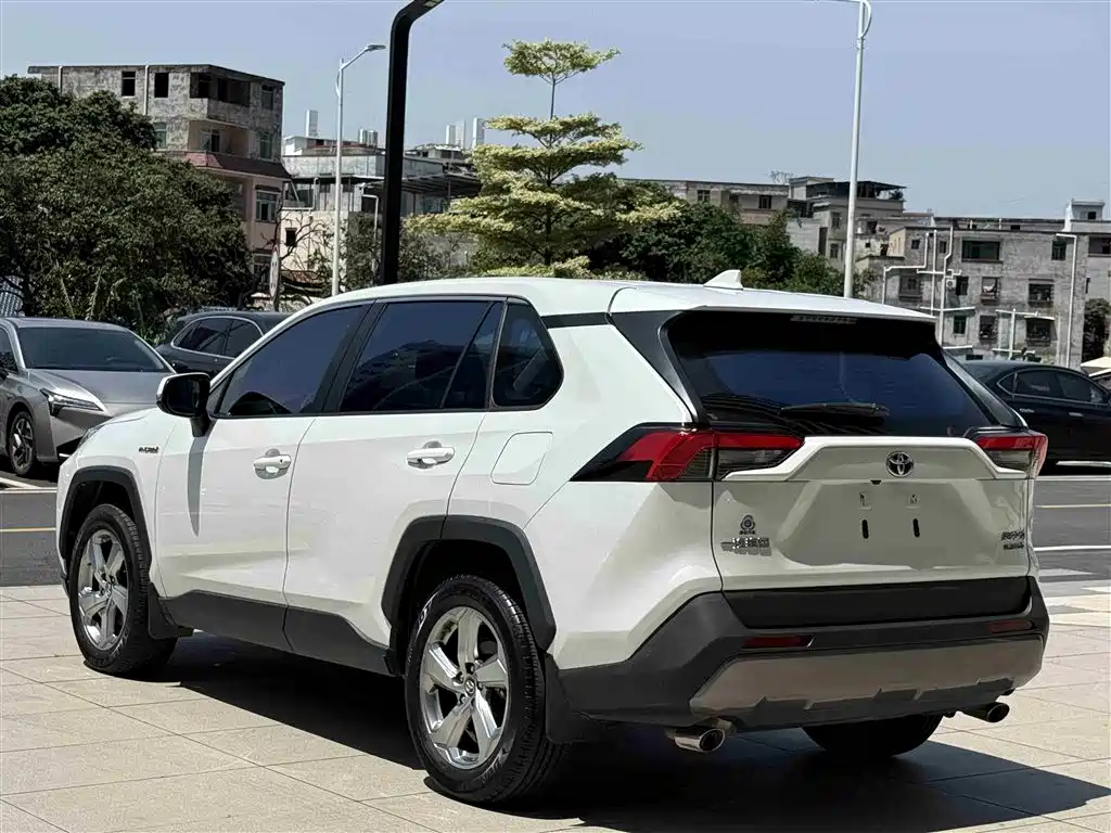 Toyota RAV4 — фото 4