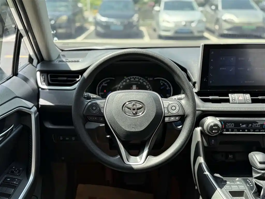 Toyota RAV4 — фото 32
