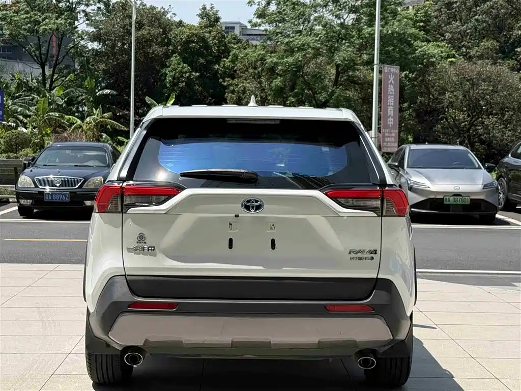 Toyota RAV4 — фото 5