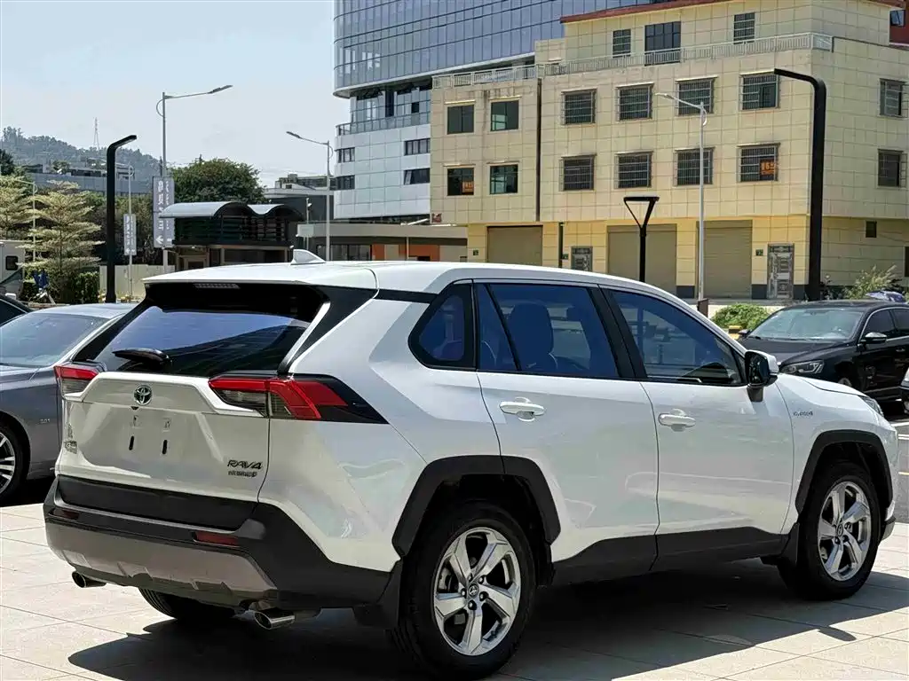 Toyota RAV4 — фото 6