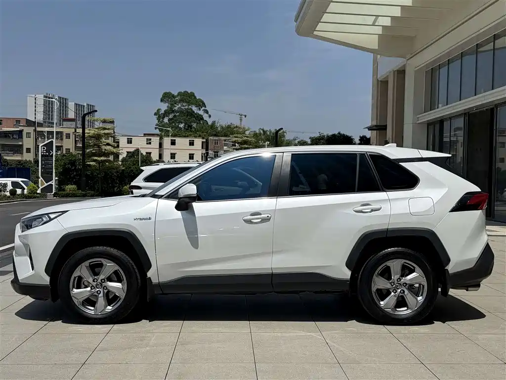 Toyota RAV4 — фото 7