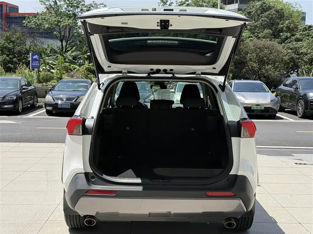 Toyota RAV4 — фото 8