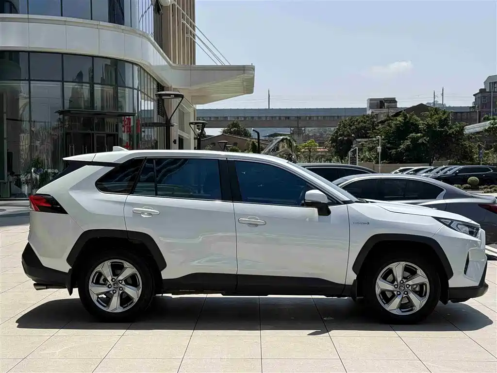 Toyota RAV4 — фото 9