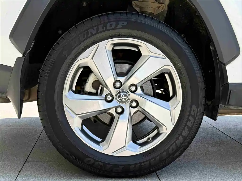 Toyota RAV4 — фото 10