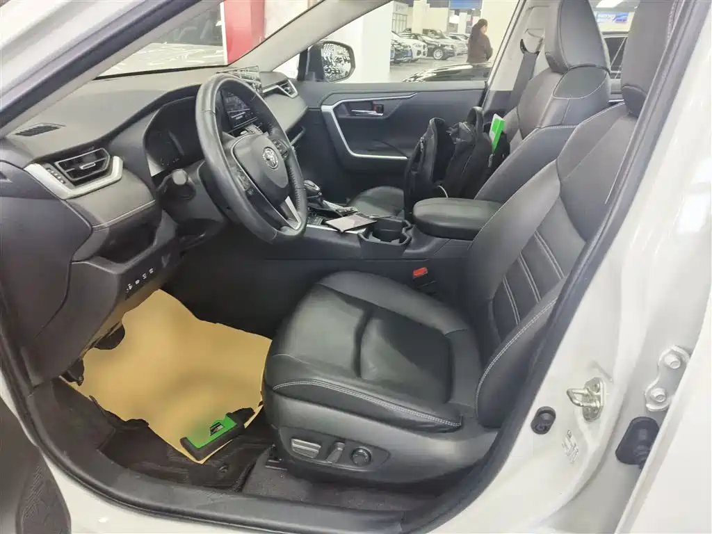 Toyota RAV4 — фото 11