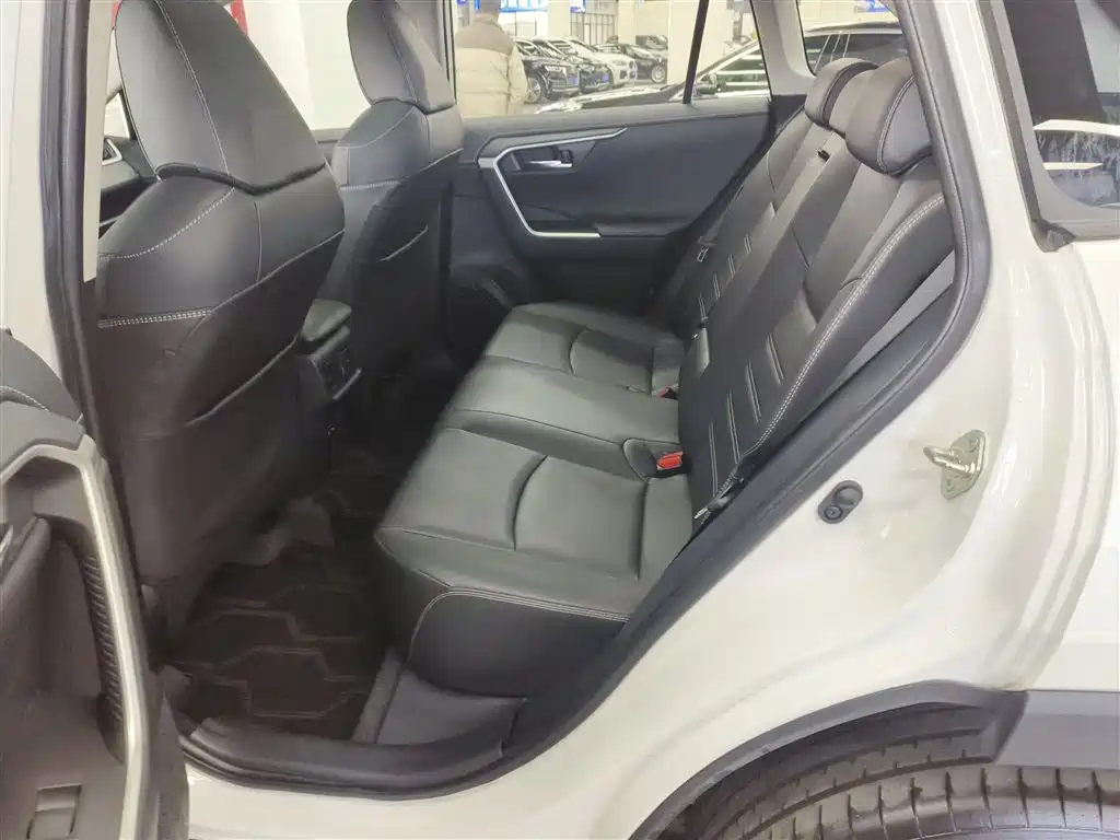Toyota RAV4 — фото 13