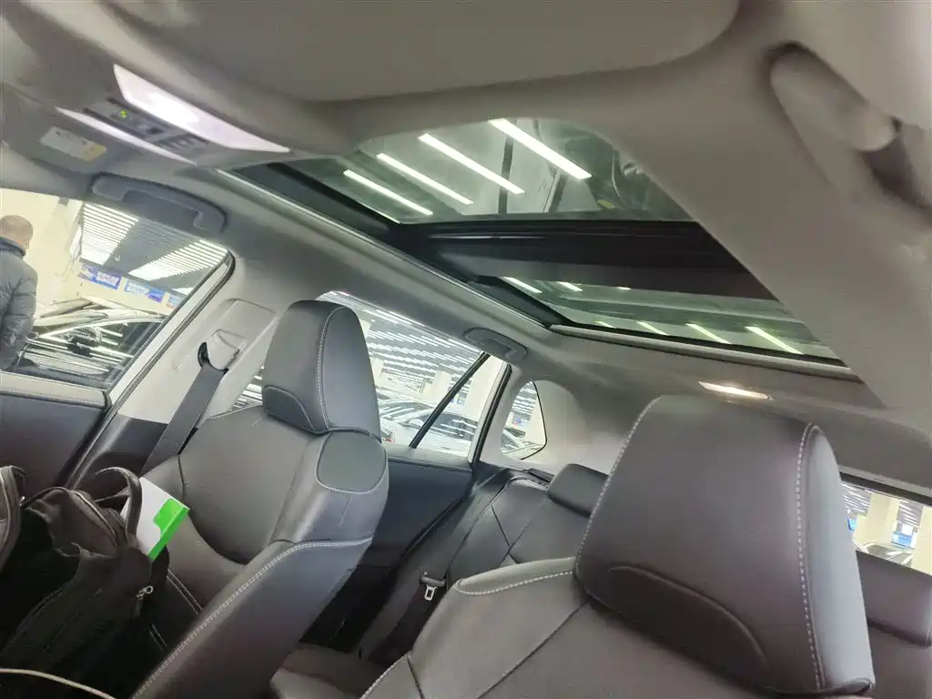Toyota RAV4 — фото 14