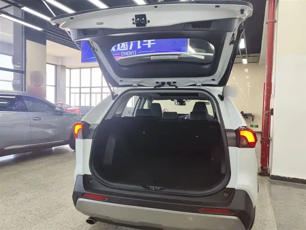 Toyota RAV4 — фото 15