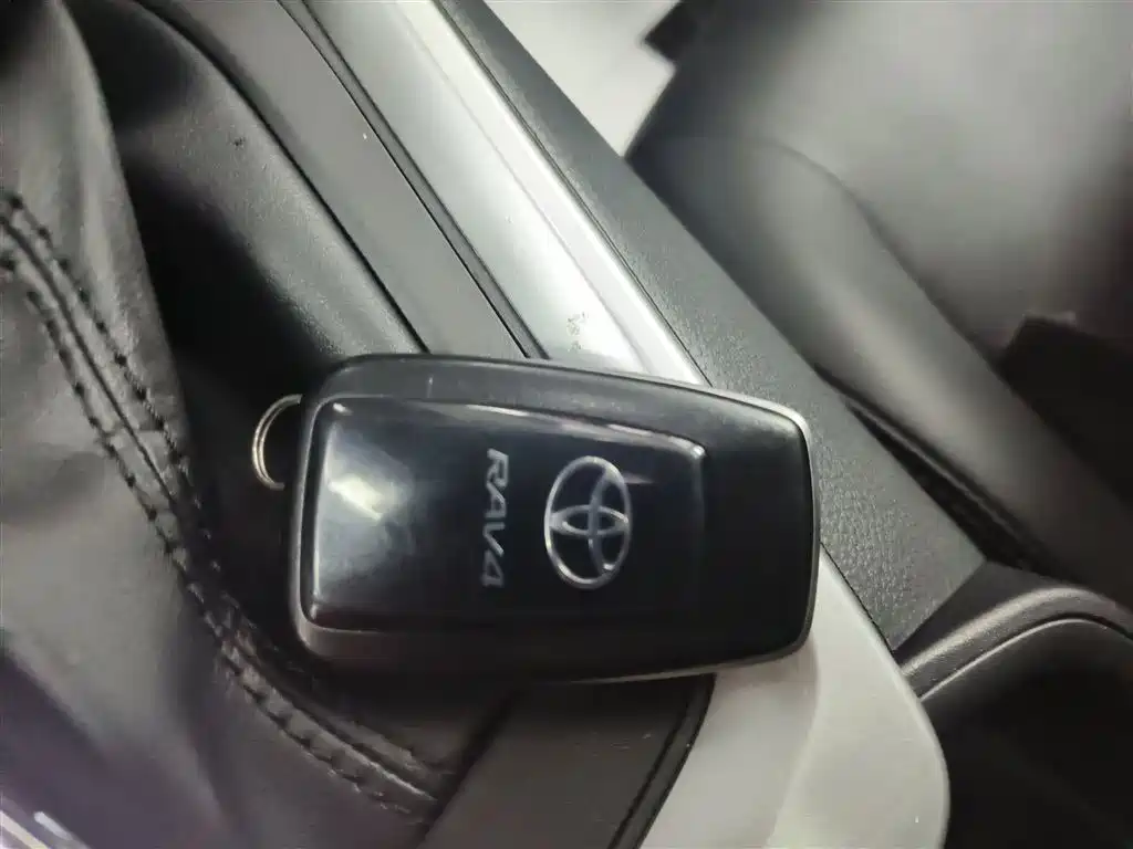 Toyota RAV4 — фото 17