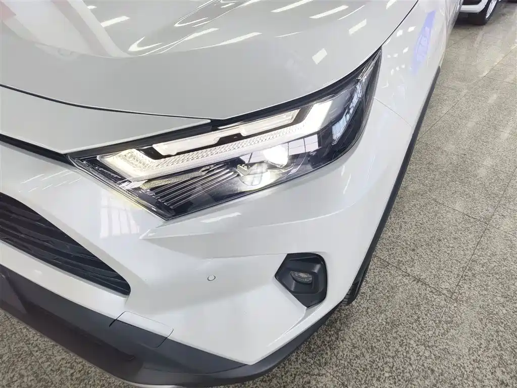 Toyota RAV4 — фото 18