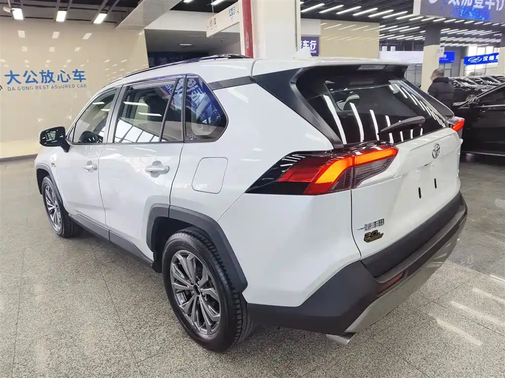 Toyota RAV4 — фото 23