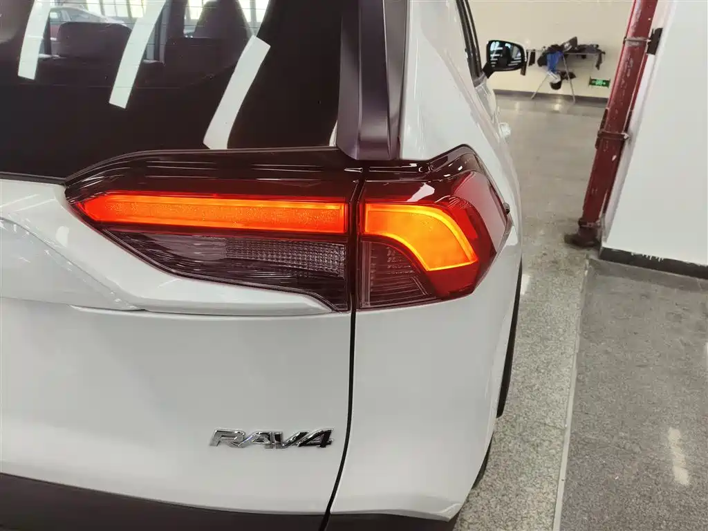 Toyota RAV4 — фото 24