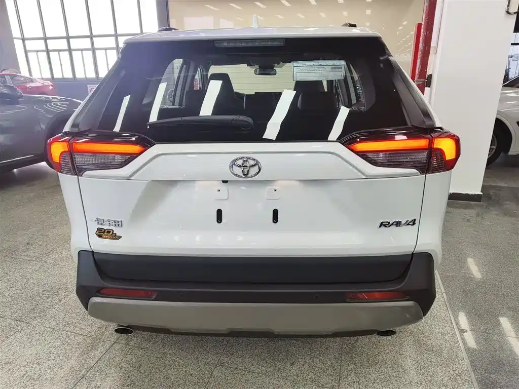 Toyota RAV4 — фото 4