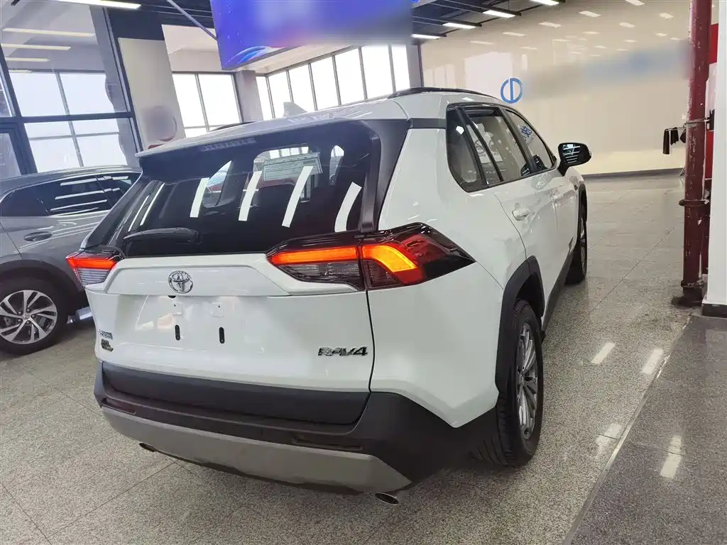Toyota RAV4 — фото 5