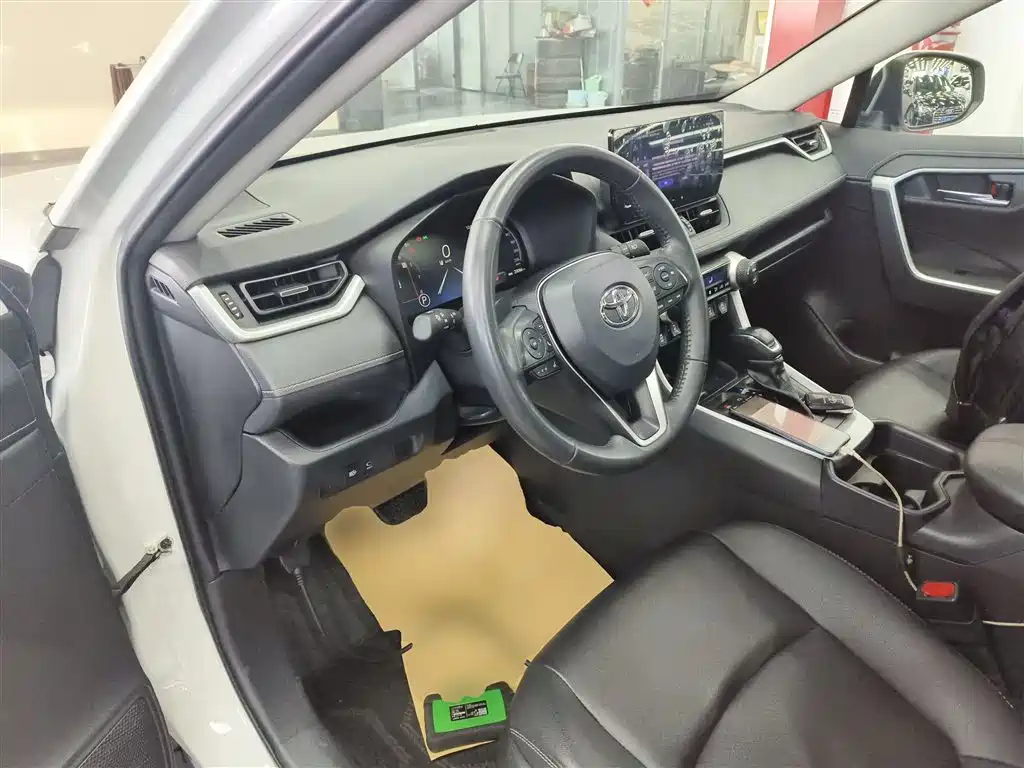 Toyota RAV4 — фото 6