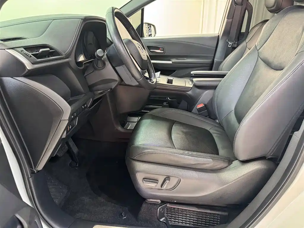 Toyota Sienna — фото 18