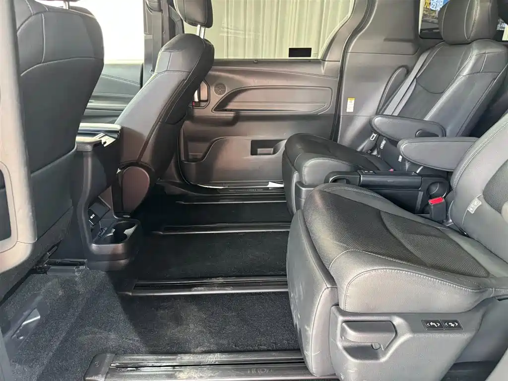 Toyota Sienna — фото 19