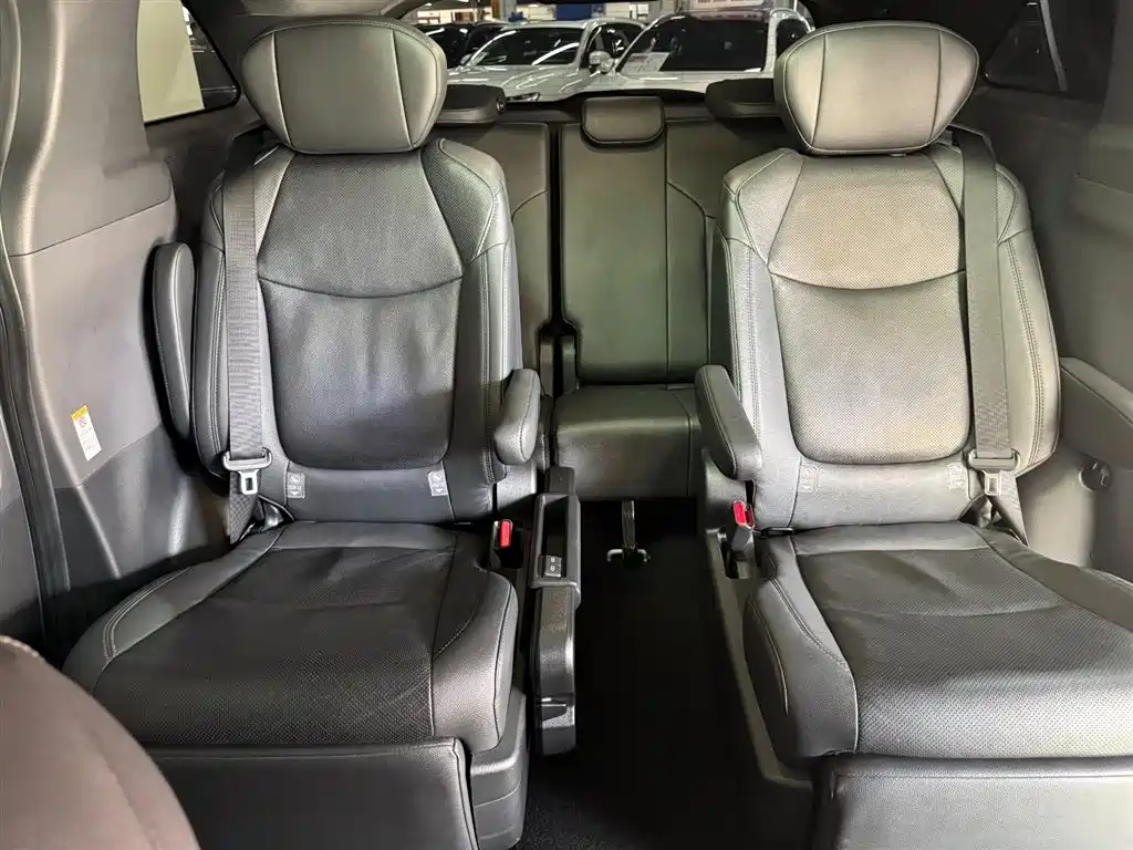 Toyota Sienna — фото 21