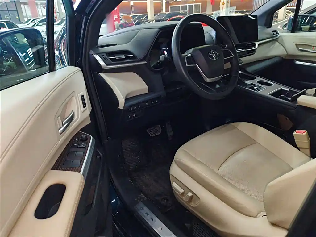 Toyota Granvia — фото 13