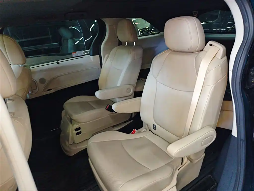 Toyota Granvia — фото 14