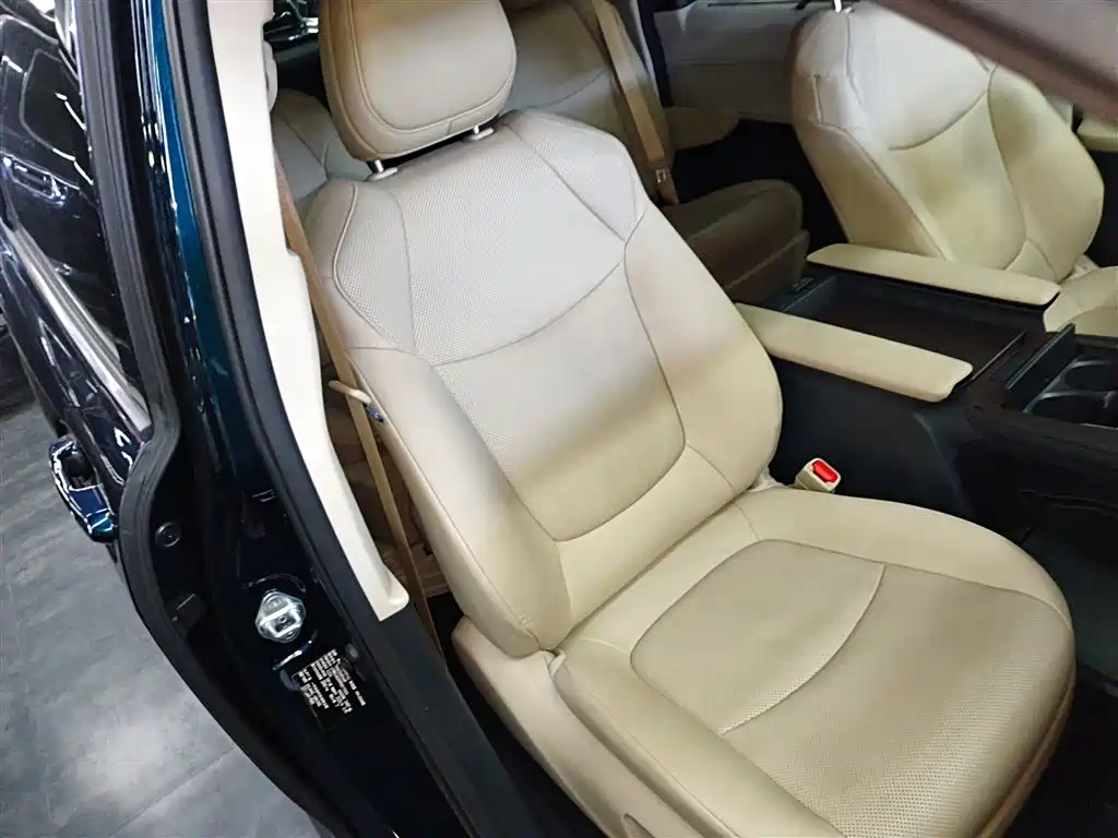 Toyota Granvia — фото 17