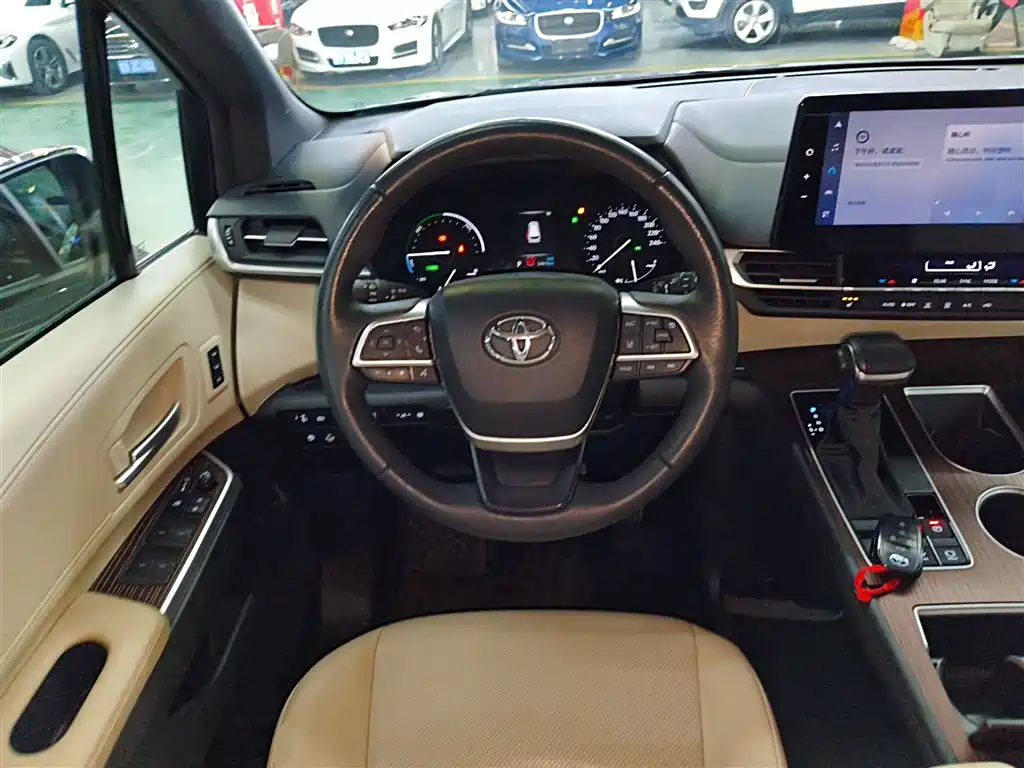 Toyota Granvia — фото 3
