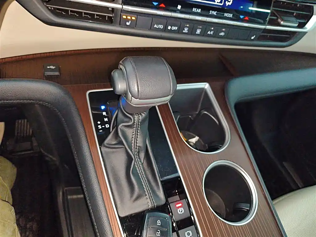 Toyota Granvia — фото 6