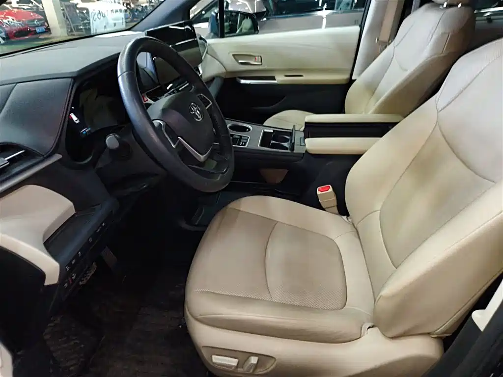 Toyota Granvia — фото 7