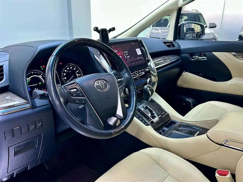 Toyota Alphard — фото 11