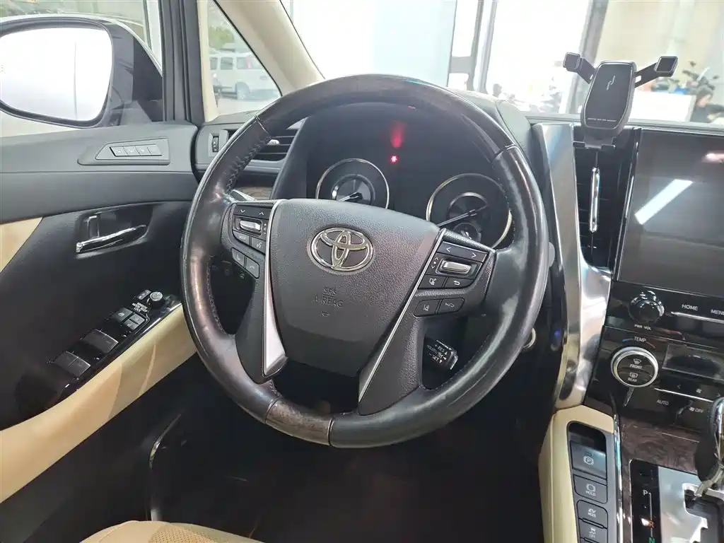 Toyota Alphard — фото 3