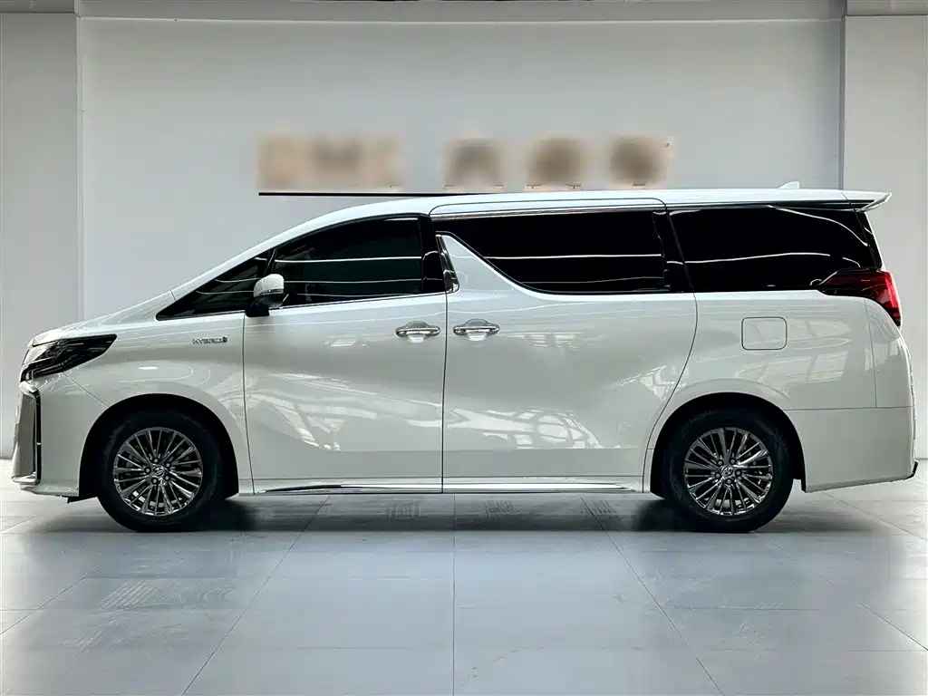 Toyota Alphard — фото 6