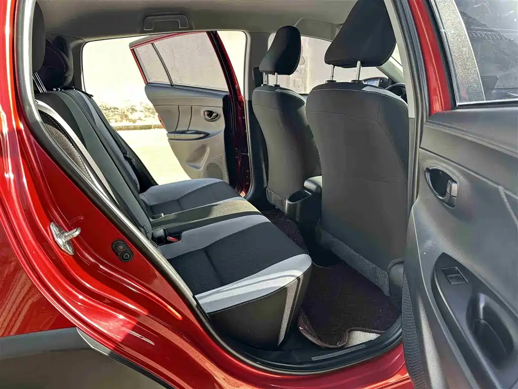 Toyota Yaris L — фото 11