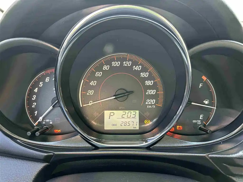 Toyota Yaris L — фото 4