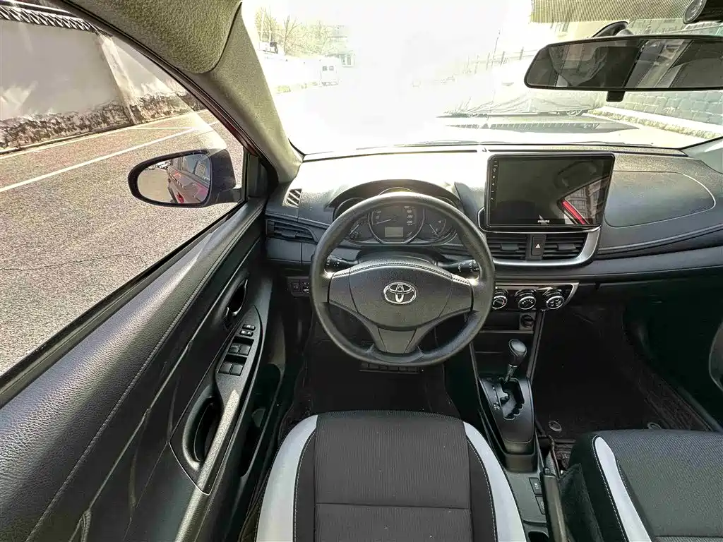 Toyota Yaris L — фото 5