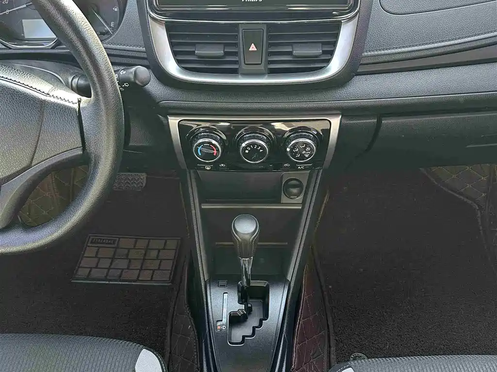 Toyota Yaris L — фото 7