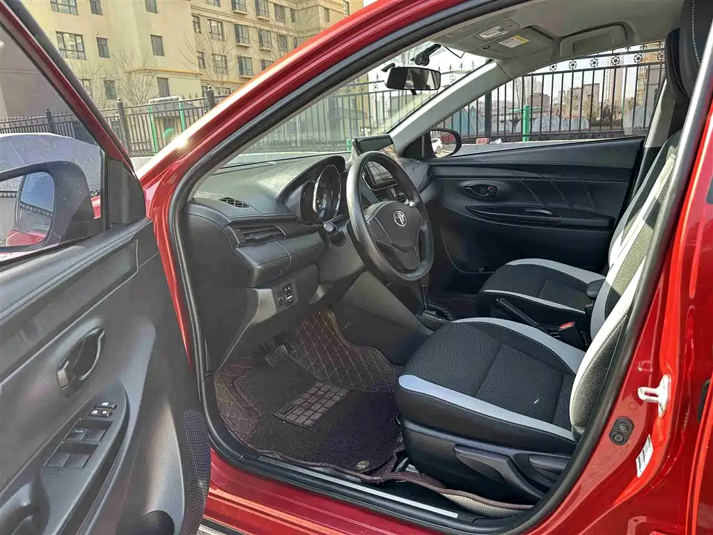 Toyota Yaris L — фото 8