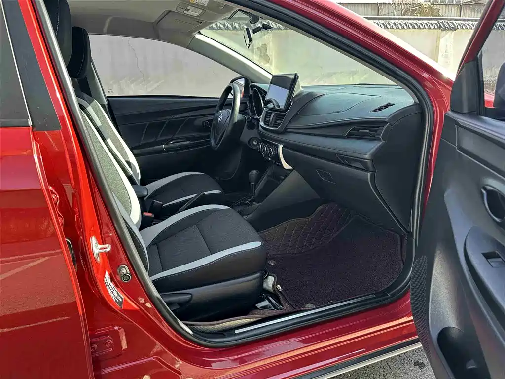 Toyota Yaris L — фото 9