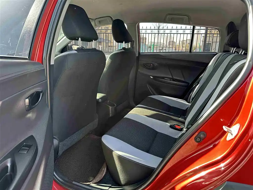 Toyota Yaris L — фото 10