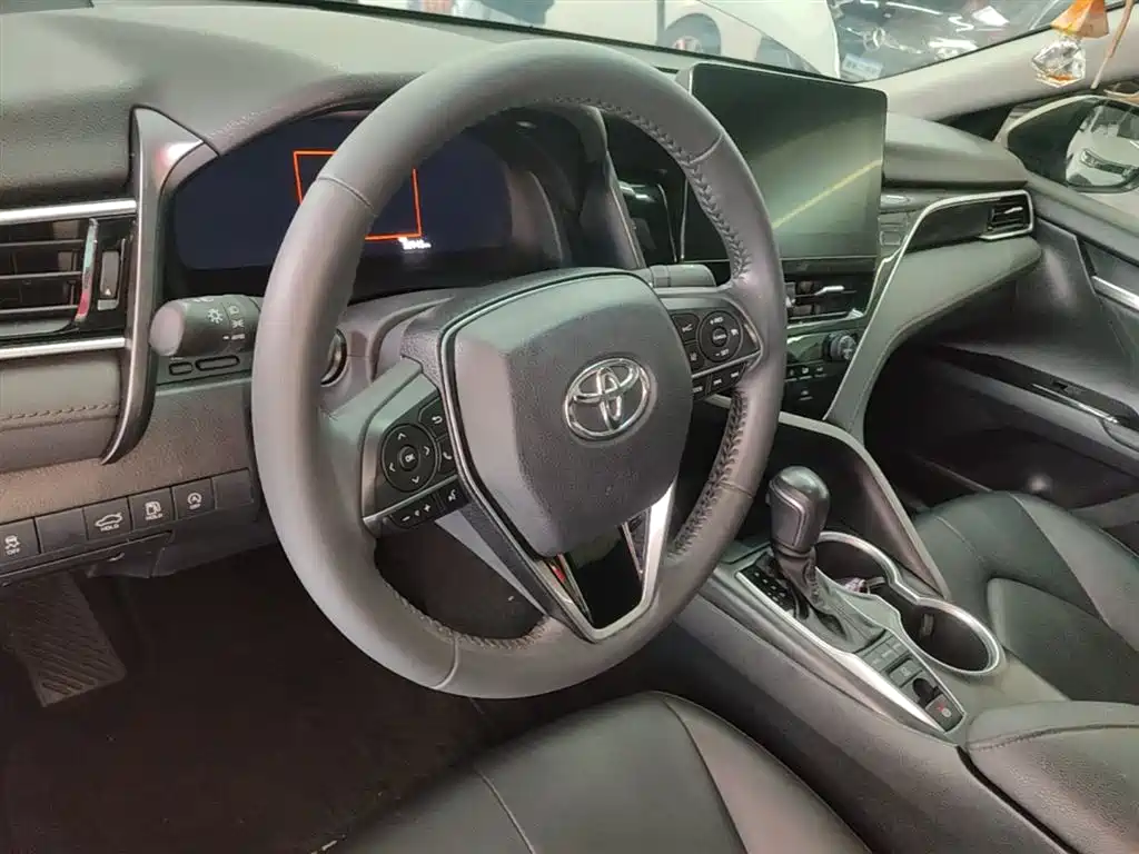 Toyota Camry — фото 11