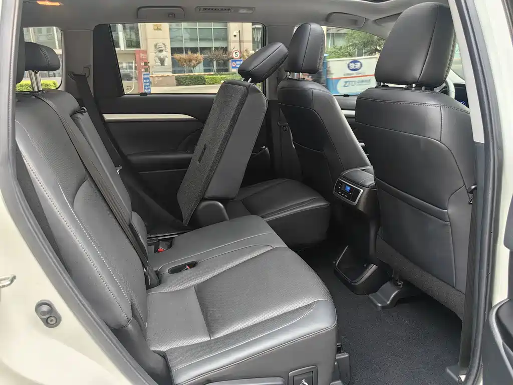 Toyota Highlander — фото 13