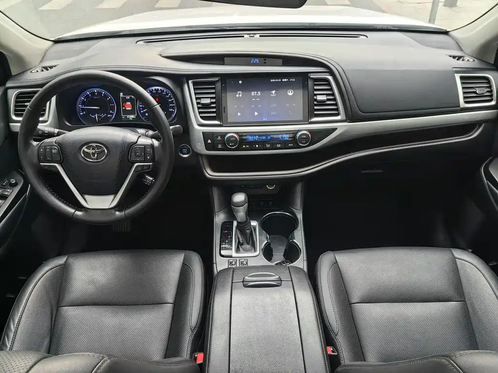 Toyota Highlander — фото 16