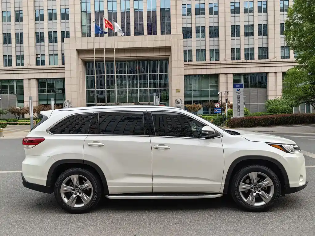 Toyota Highlander — фото 8