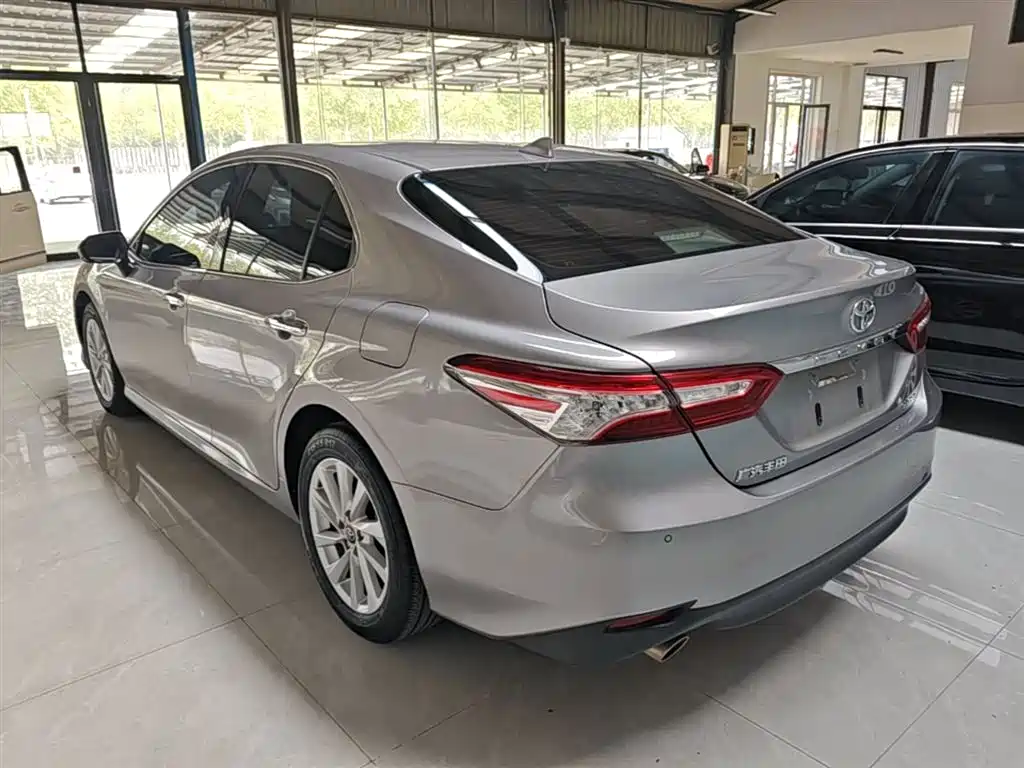 Toyota Camry — фото 5