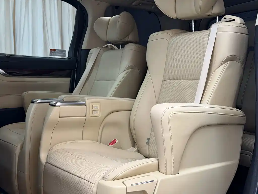Toyota Alphard — фото 11