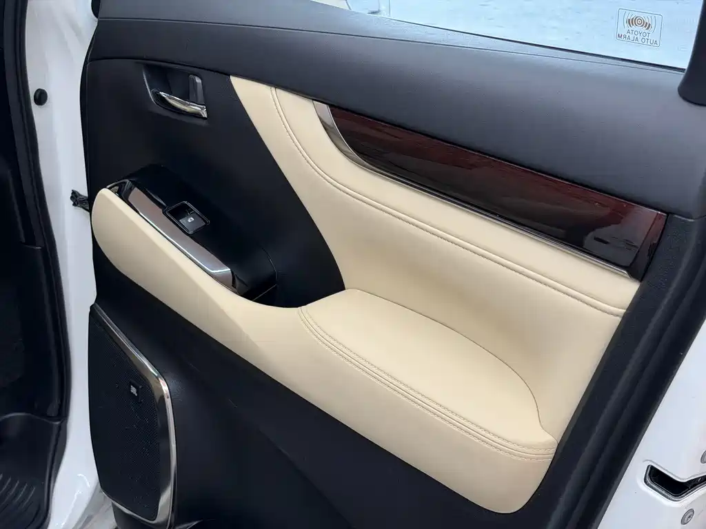 Toyota Alphard — фото 13