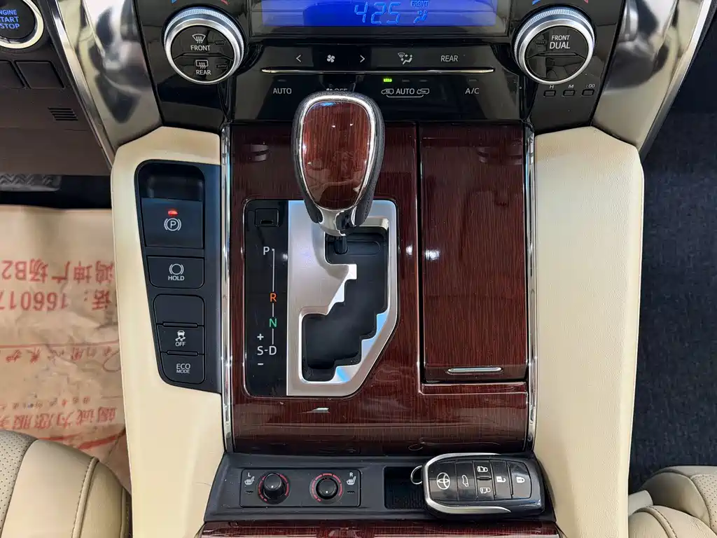 Toyota Alphard — фото 21